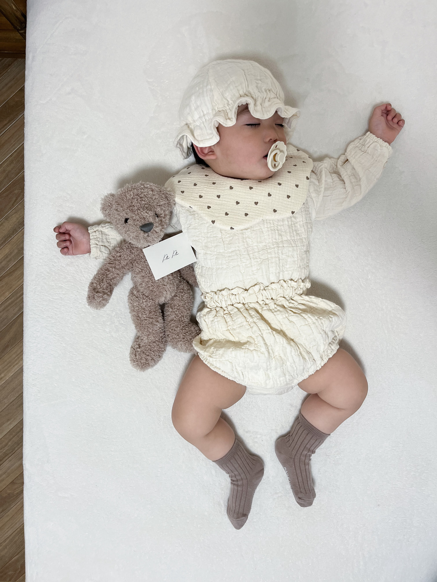 PtuPtuの帽子やスタイなどを身につけた赤ちゃん